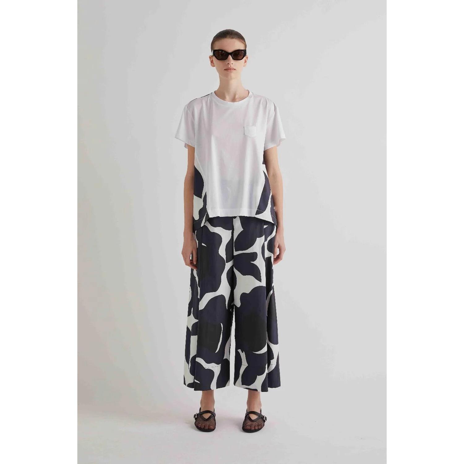 T-SHIRT CON TESSUTO STAMPATO SUL DIETRO