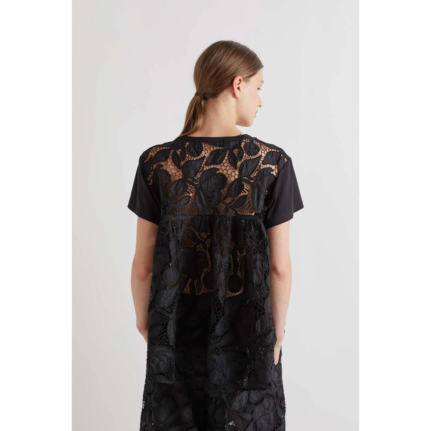 T-SHIRT CON INSERTI MACRAME