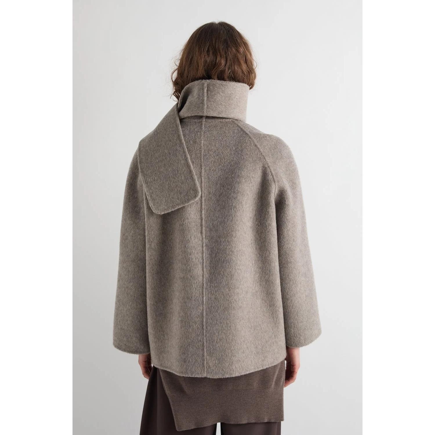 CAPPOTTO CORTO CON COLLO SCIARPA