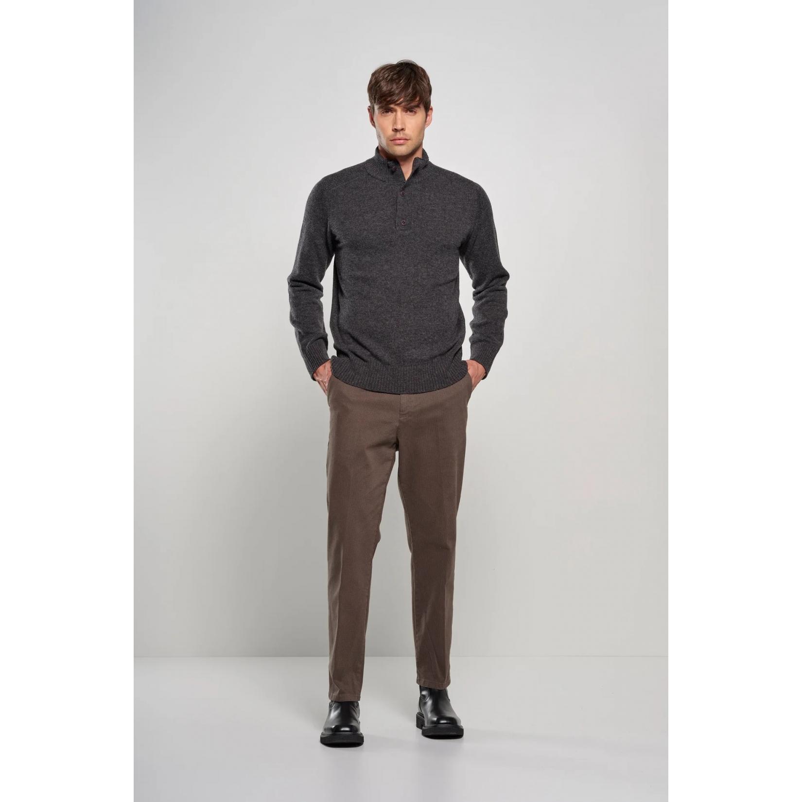 Maglione con collo alto in lana