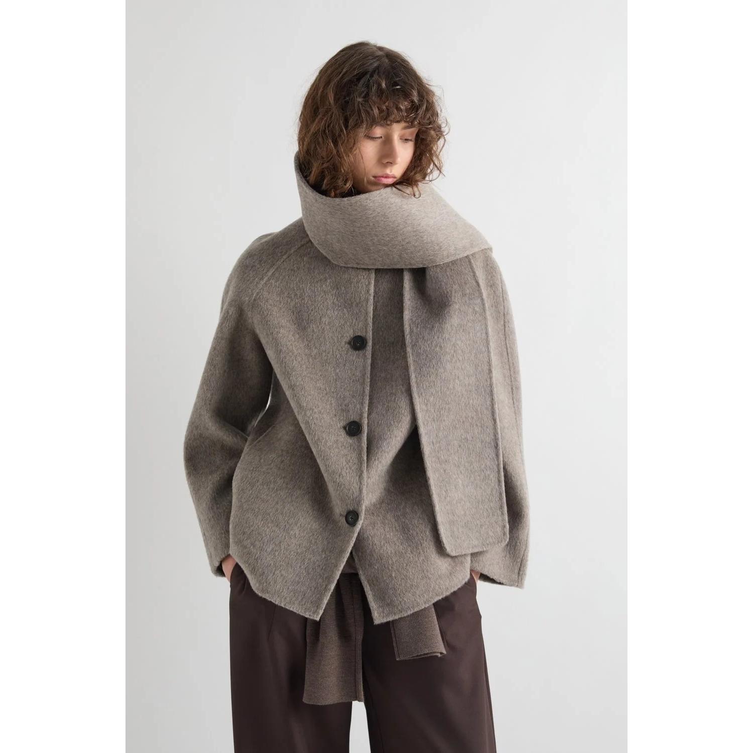 CAPPOTTO CORTO CON COLLO SCIARPA